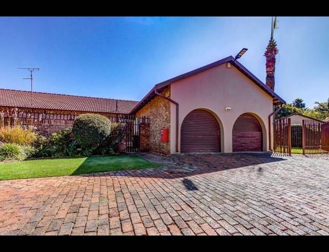 3 BEDROOM TOWNHOUSE FOR SALE IN BIRCHLEIGH